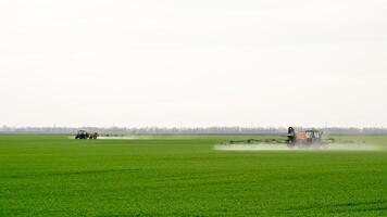 tractor con un rociar dispositivo para finamente disperso fertilizante. foto