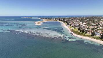 wist Ondiep water mooi oceaan wit zand rockingham pinguïn eiland antenne 4k video