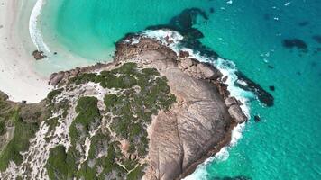 épico branco areia Claro mar pedras banhistas crepúsculo de praia esperança aéreo 4k video