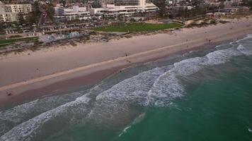 playa olas puesta de sol Scarborough Perth aéreo 4k video