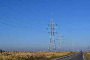 apoyo de electricidad cables a lo largo el la carretera foto