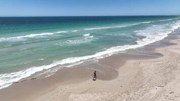 homme en marchant sur plage magnifique turquoise océan rockingham Australie 4k aérien video