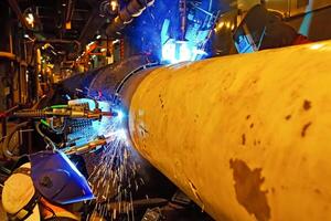 Butt welding underwater pipeline using automatic equipment photo