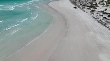 quad 4x4 camping voitures blanc le sable plage wharton plage espérance aérien 4k video