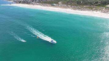 båtar vind surfare vatten sporter scarborough strand perth Australien antenn 4k video
