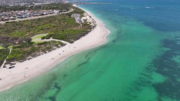 aéreo puntos de vista blanco arena playa whitfords playa Perth Australia 4k video