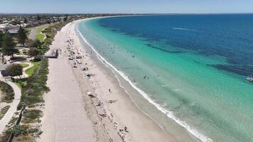 bañistas nadadores blanco arena aéreo rockero playa Australia 4k video