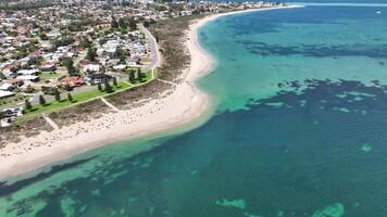 ongerept wit zand strand rockingham antenne 4k Australië video