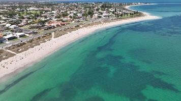 antenn vit sand turkos hav rockingham Australien 4k video