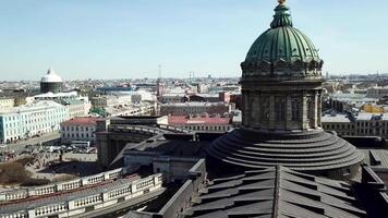 koepel en kolommen van de Kazan kathedraal in st. petersburg Rusland. antenne visie Aan heilige petersburg stad, Rusland video