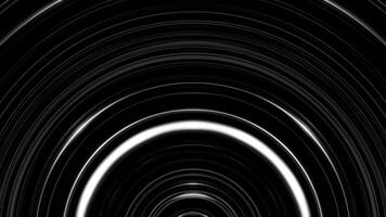 abstrato Preto e branco círculo espancamento em Preto fundo. monocromático cintilante curvado linhas comovente devagar. video