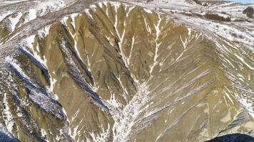 aereo Visualizza su neve montagne. epico Alpi panorama. fuco tiro di apline montagne, fuco sembra a roccioso bordo montagna e neve video