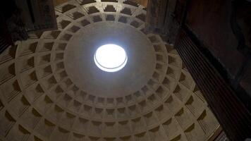 temple intérieur intérieur avec dôme rond fenêtre et le brillant lumière qui passe par il, architecture concept. action. Aller par massif des portes de le église à le circulaire pièce en dessous de le dôme. video