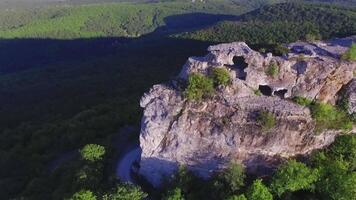 aereo di bellissimo montagna gamma volare al di sopra di alto scogliera. sparo. rocce epico scala alto altitudine natura paesaggio bellezza sfondo aereo Visualizza. Visualizza di il roccia nel il lontano video