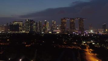 Cingapura - Junho 13, 2018. aéreo Visualizações do de singapura Horizonte às noite, Visão geral do marina baía e financeiro distritos. tomada. Cingapura noite Visão sobre marina baía areias hotel video