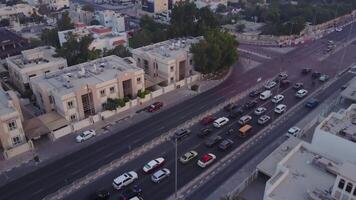 a edifícios dentro a emirado do dubai. aéreo visualizar. autoestrada. aéreo Visão do a o negócio distrito do dubai. topo Visão do rodovia intercâmbio. video