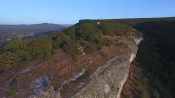 Antenne Sicht. Schuss. Kiefer Wald. Aussicht von das Felsen. Flug entlang das felsig Berg. Aussicht von das Kiefer Bäume auf das Felsen video