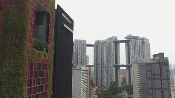 singapore - juni 11, 2018. singapore oasia hotell antenn se. skott. antenn av skyskrapor i stadens centrum singapore video