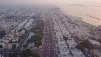 verkeer Aan snelweg sjeik zayed weg leidend naar de stad centrum antenne visie. dubai, Verenigde Arabisch emiraten. top visie van snelweg uitwisseling in Dubai video