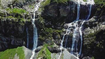 vlucht over- de altai bergen. verbijsterend waterval antenne visie. waterval stromen in de rivier- video