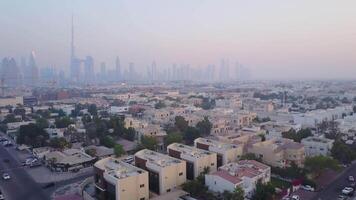 el edificios en el emirato de Dubái aéreo vista. carretera. aéreo ver de el negocio distrito de Dubái parte superior ver de autopista intercambio. video