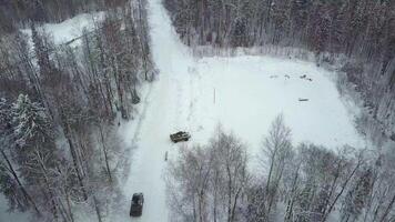militaire apc dans le les bois pendant militaire des exercices. agrafe. Haut vue de militaire blindé personnel transporteurs dans le forêt dans hiver video