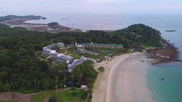 aéreo ver hermosa playa y recurso hotel en mar costa. disparo. arenoso playa en el mar costa con un selva. paisaje de el Oceano apuntalar con navegar video