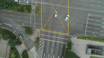 topp se av de väg korsningar. vägkorsning i de stad, bilar kör antenn se. antenn undersökning av motorvägar av de väg nätverk. maskiner rör på sig på de genomskärning och upplösning video