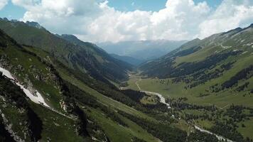 vuelo terminado el montañas. altai. Siberia. bosque valle. hermosa cielo con nubes video