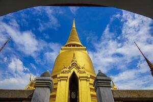 lugares dentro wat phra kaew grandioso palacio Bangkok tailandia foto