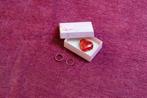 san valentin día compromiso anillos y chocolate en un caja foto