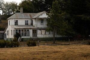 abandoned house in the countryside photo