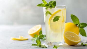 AI generated A refreshing glass of lemonade garnished with a slice of lemon and sprigs of fresh mint photo
