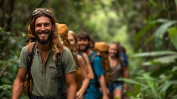 ai generado un grupo de amigos excursionismo mediante un denso, Esmeralda bosque, mochilas en y sonrisas amplio foto