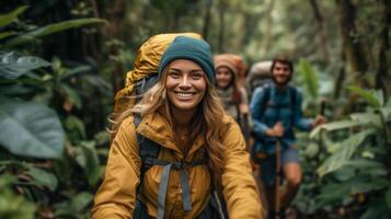 ai generado un grupo de amigos excursionismo mediante un denso, Esmeralda bosque, mochilas en y sonrisas amplio foto