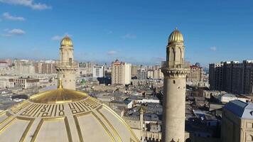 le d'or dômes de une mosquée dans le ville video