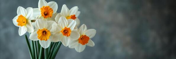 ai generado blanco amarillo narcisos arreglado en un pequeño florero en contra el fondo de un hotel habitación foto