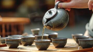 ai generado un té Maestro torrencial té desde un alto cerámico tetera dentro pequeño tazas durante un chino té ceremonia foto