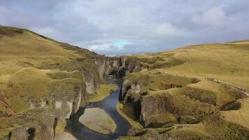 verde cañón en Islandia. naturaleza de Islandia. video