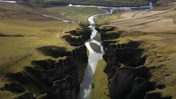 verde cañón en Islandia. naturaleza de Islandia. video