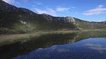 agréable vue sur le océan avec montagnes aérien. images. magnifique paysage aérien. vue de hélicoptère à monter et mer. magnifique ciel avec des nuages video