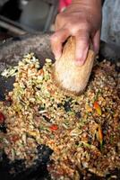 personas hacer ingredientes para tradicional rujak Condimento desde miseria, soja salsa, chile pimientos y mascota es en cerca arriba foto