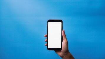mano de hombre participación móvil teléfono inteligente y demostración blanco teléfono pantalla en azul antecedentes foto