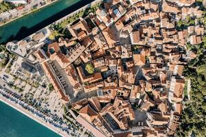 antiguo parte de el pueblo de kotor con el terraplén y canal. montenegro parte superior ver foto