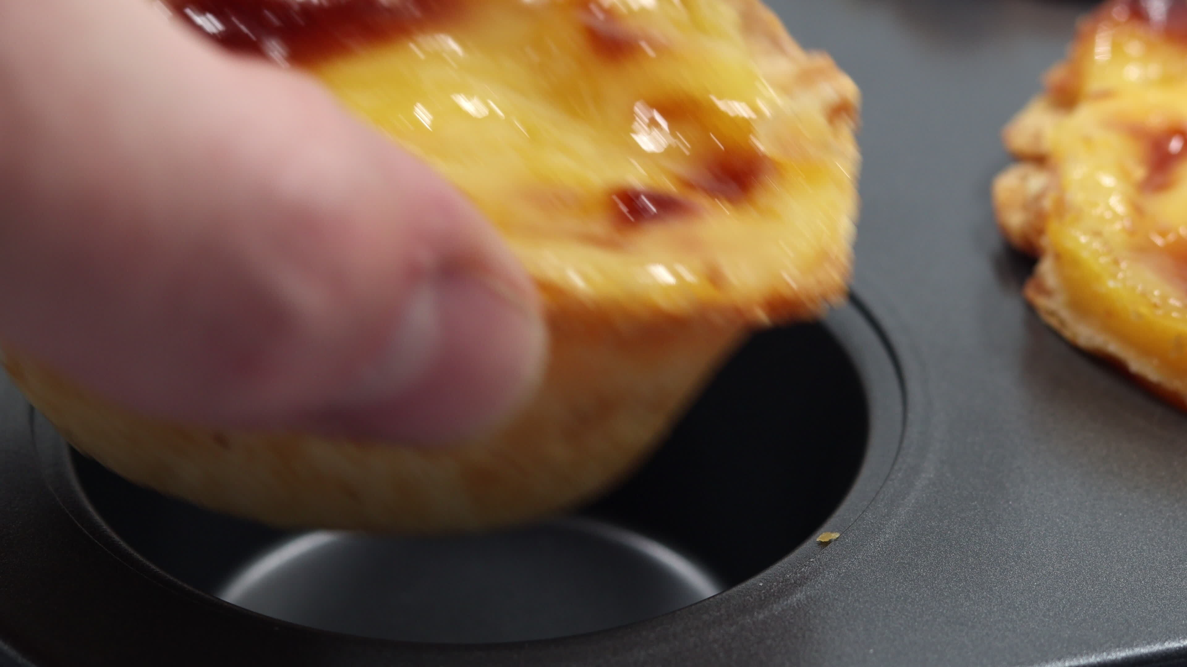 Une Main Prend En Dehors Une Frais Et Chaud Tarte Fabriqu De une-main-prend-en-dehors-une-frais-et-chaud-tarte-fabriqu-de