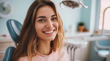 ai generado un contento mayor mujer poses para el cámara a el del dentista oficina foto