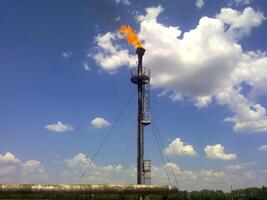 llamarada para resplandeciente asociado gas. el final punto de el presión alivio sistema en el petróleo instalación. foto