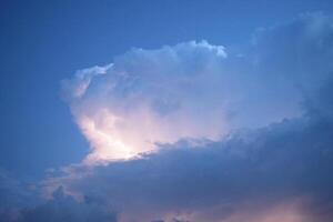 relámpagos en tormenta nubes foto