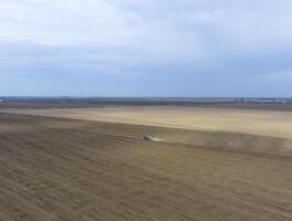 el tractor arados el campo. debajo siembra, el suelo es aflojado en el campo. foto