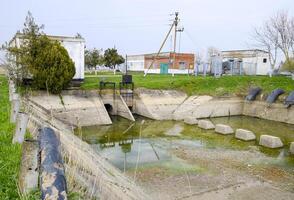 agua bombeo estación de irrigación sistema de arroz campos. foto